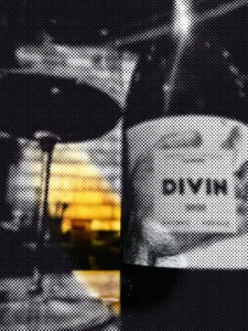 Moving dot illustration of the bottle photo from “LES CROISILLE Divin”; a drifting circle reveals the original picture