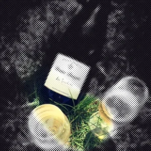 Moving dot illustration of the bottle photo from “BRUNO DANGIN”; a drifting circle reveals the original picture