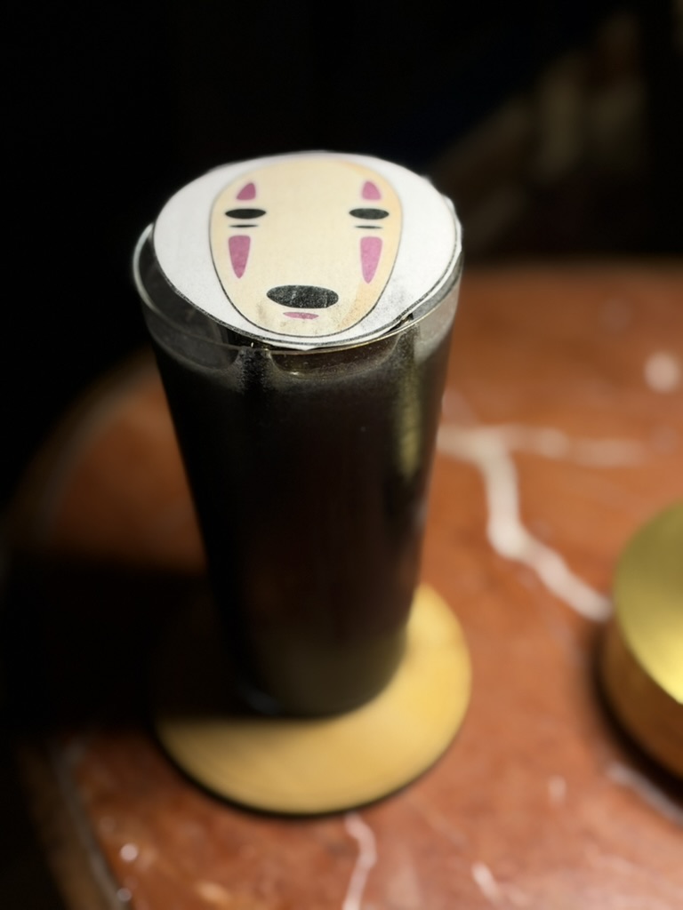 KOUJI ALCHEMIST by Salon du Japonisantの「SHADOW」。背の高いグラスに、白い円形の飾りが重なる。